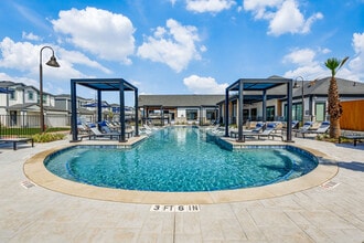 Building Photo - Villas at Creekside