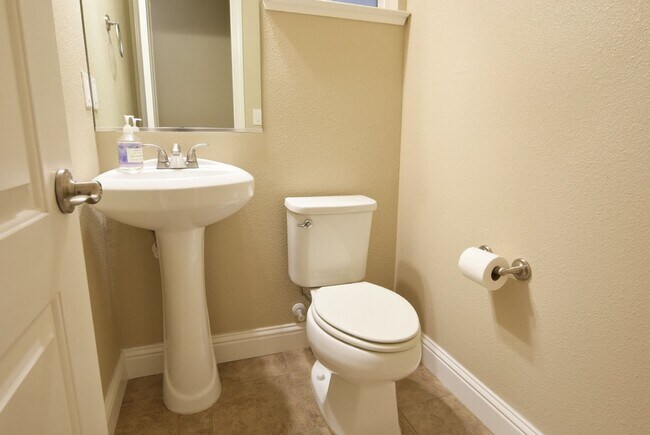 Building Photo - Beautiful and Modern 3 Bedroom 3.5 Bath Tr...