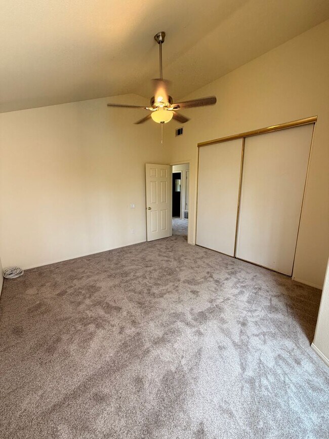 Building Photo - Beautiful 3 Bedroom, 2.5 Bathroom Newport ...