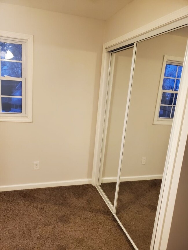 Building Photo - 2 Bedroom, 1 Bath Single Family Home in Clinton, IA