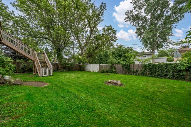 Shared backyard - 4865 Main St