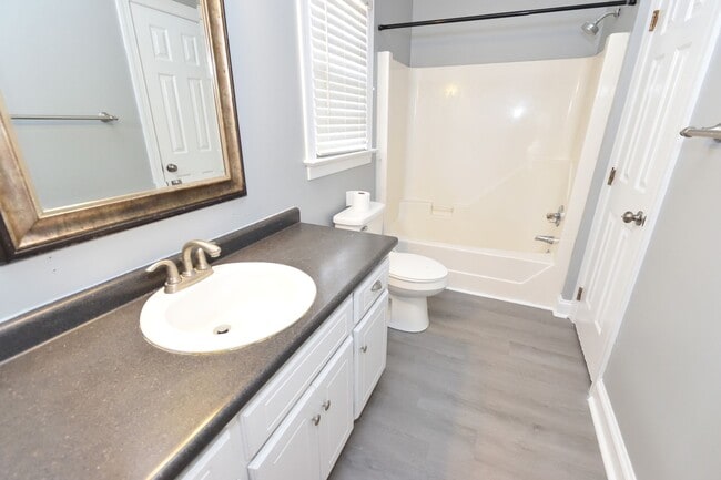 Building Photo - 3924 Hampton Dr