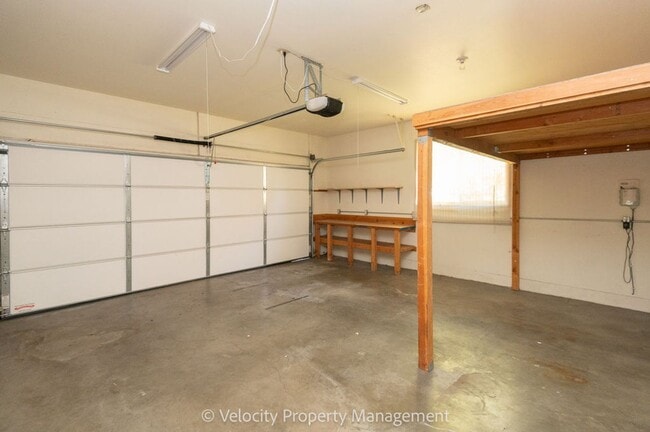 Building Photo - Clean & well kept, 3 bedroom, 2 bath!