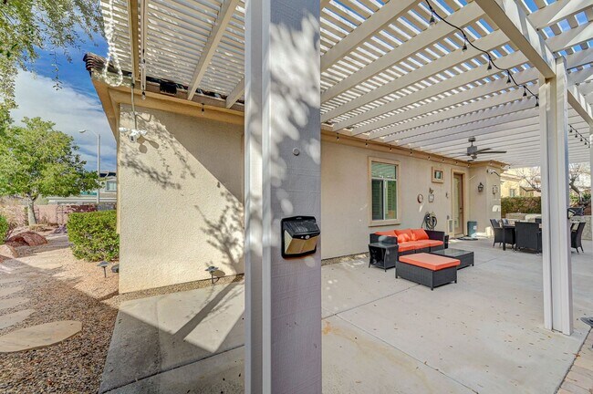 Building Photo - Stunning single-story home in picturesque community!