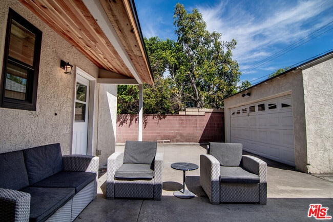 Building Photo - 414 University Ave