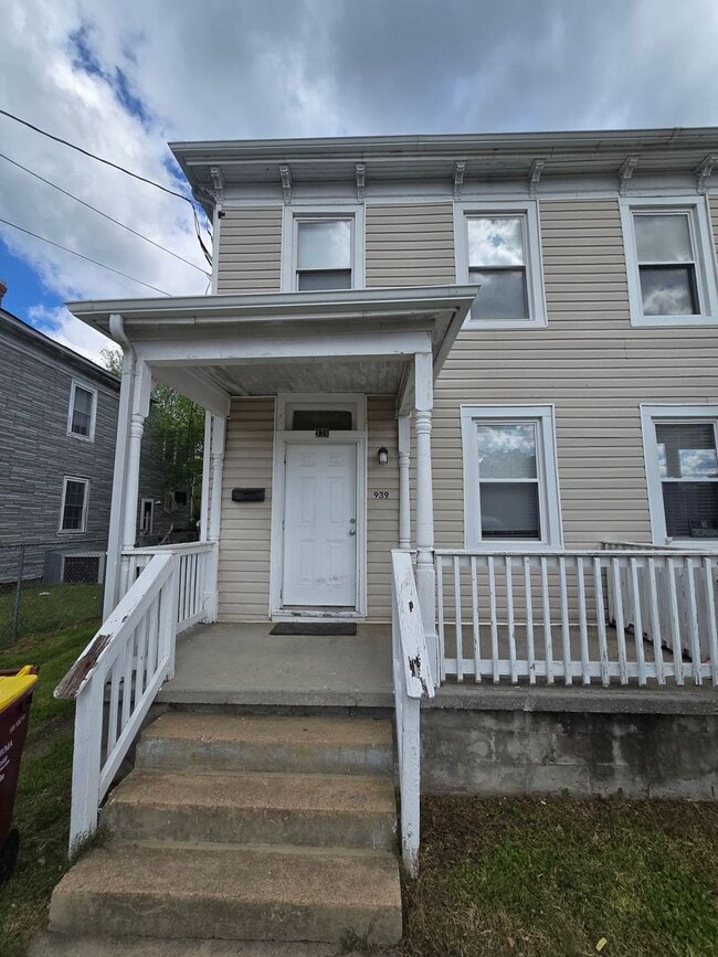 Building Photo - REMODELED 2 bedroom townhouse