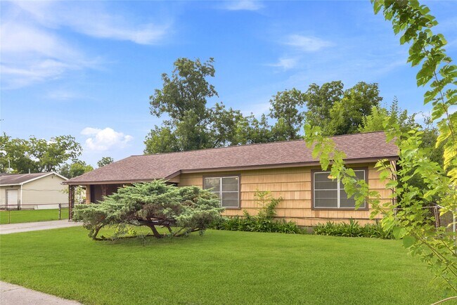 Building Photo - 8406 Highcrest Dr