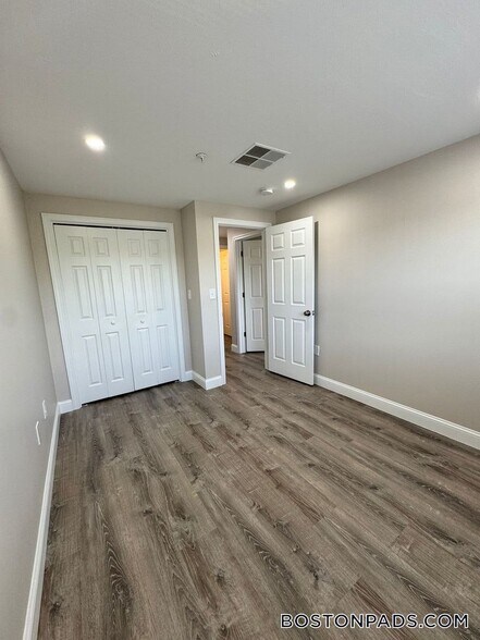 Building Photo - 21 Kenmar Dr