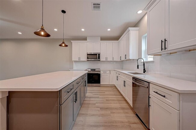 Building Photo - 809 Avenue J Pl