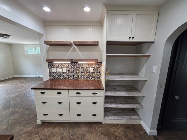 Building Photo - UNIQUE AND COZY 3 BR + BONUS ROOM HOME