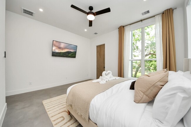 Building Photo - 2211 Staples St