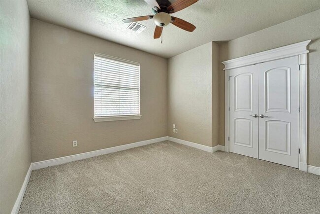 Building Photo - Amazing Home in Desirable Location