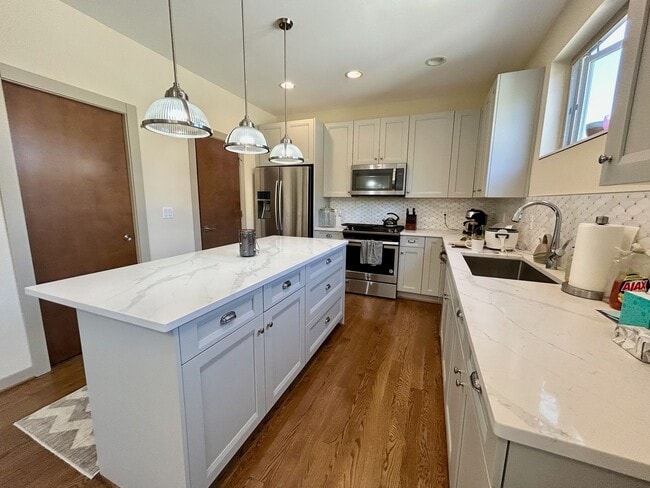 Building Photo - Capitol Hill/Cherry Hill Townhouse
