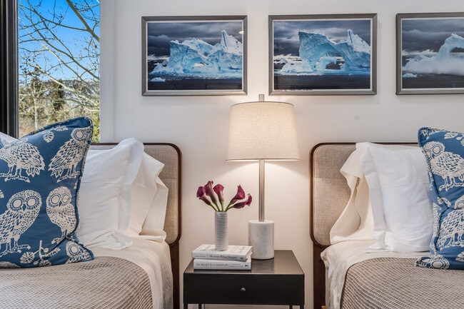 Building Photo - 135 Carriage Way