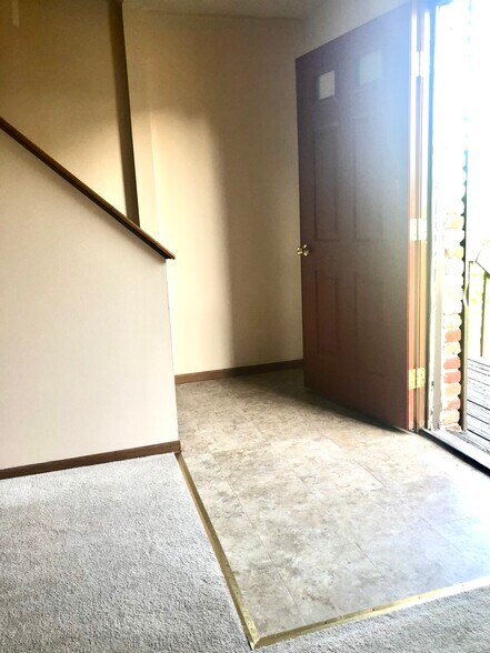 Building Photo - 604 Sunset Cir