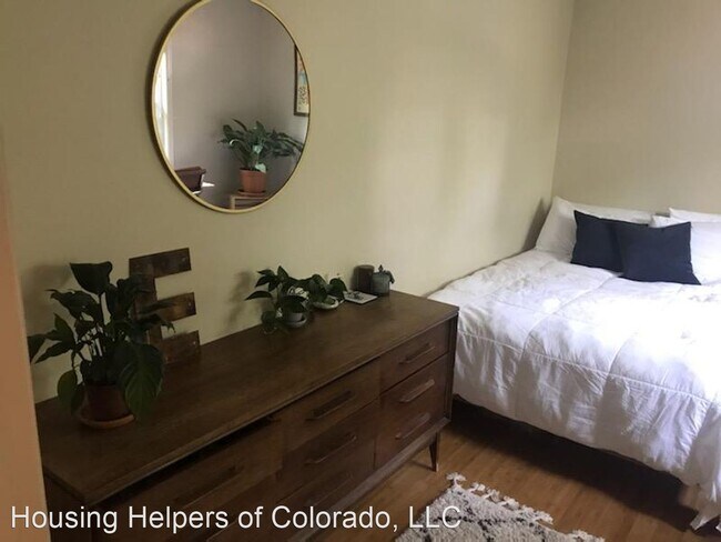 Building Photo - 2 br, 1.5 bath House - 1053 Pine Street #D