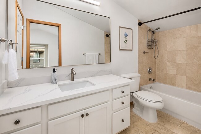 Building Photo - Beautifully Remodeled 3 Bed, 2 Bath Home in Northgate! Near Light rail, UW Medical.