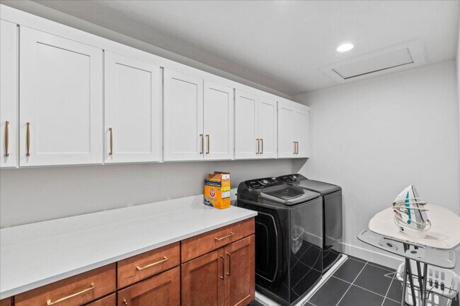Building Photo - 690 S Edge Ln