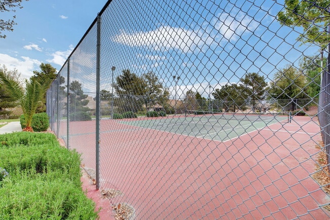 Building Photo - Ground Floor 2BD/2BA Condo in Gated Hender...