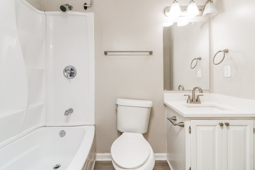 Building Photo - 700 Gregory Manor Dr SW