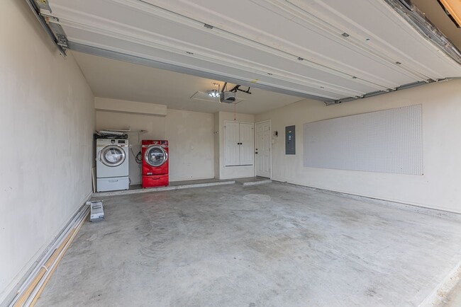 Building Photo - 5001 Bridgewood Dr