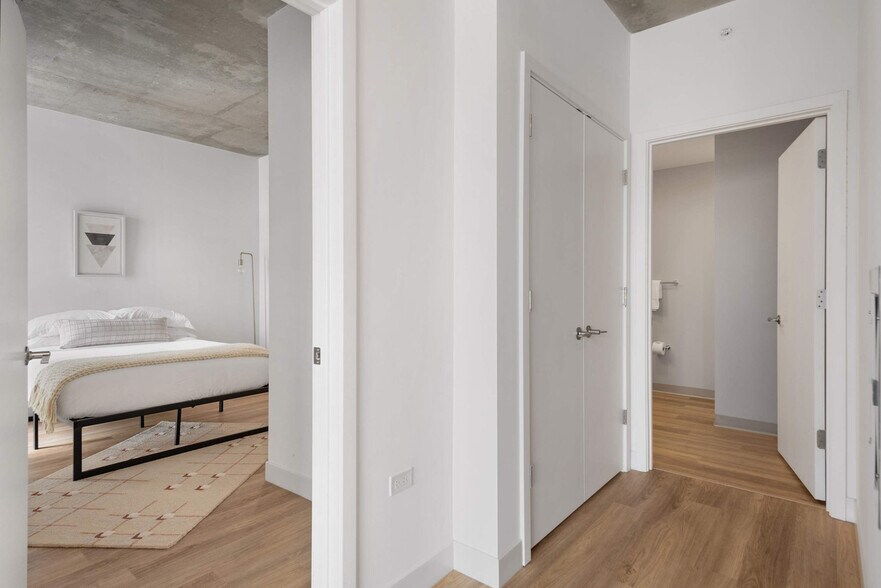 Building Photo - 853 W Blackhawk St