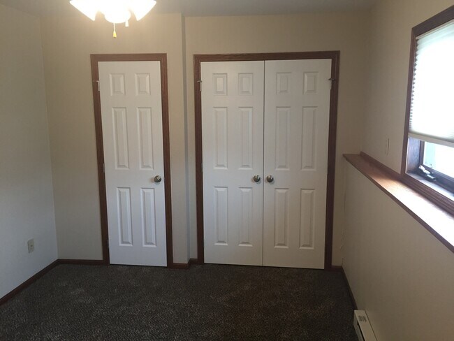 Building Photo - SIDE BY SIDE TWINHOME