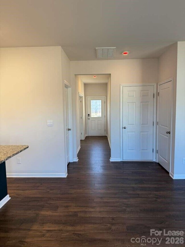 Building Photo - 106 Sierra Rd