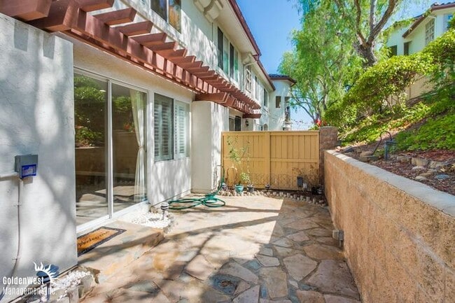Building Photo - Elegant 2Bdm 2.5Ba Home in the Desirable I...