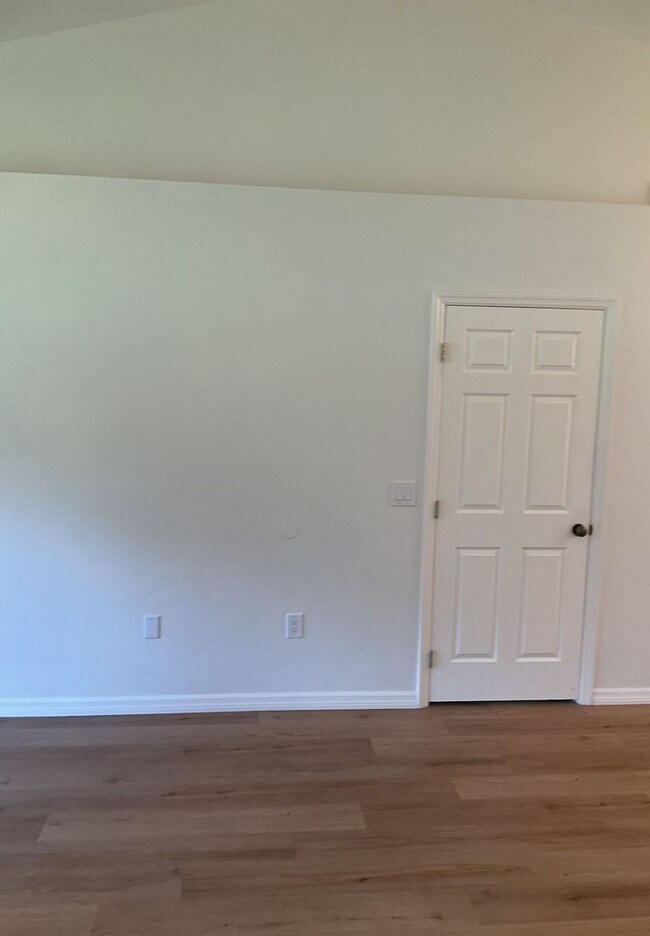 Building Photo - Spacious 3/2 in Eagle Point