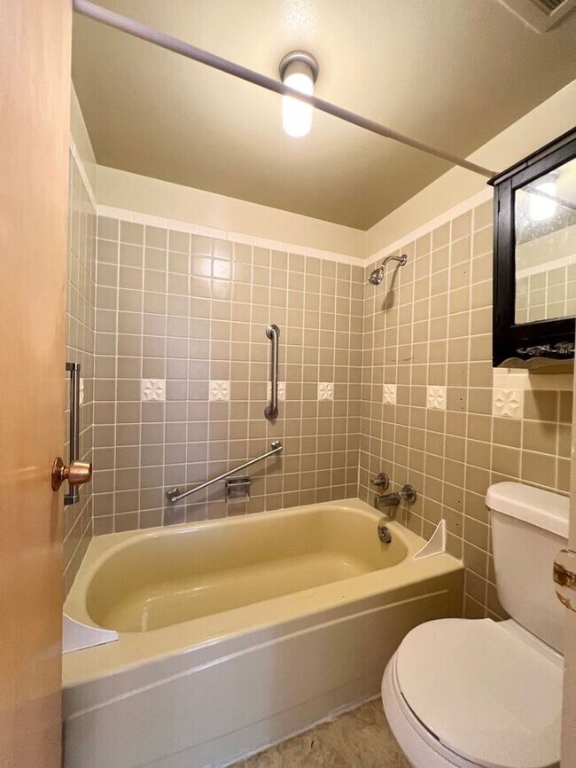 Building Photo - Downtown Fort Collins 2bd/1.5ba Condo with...