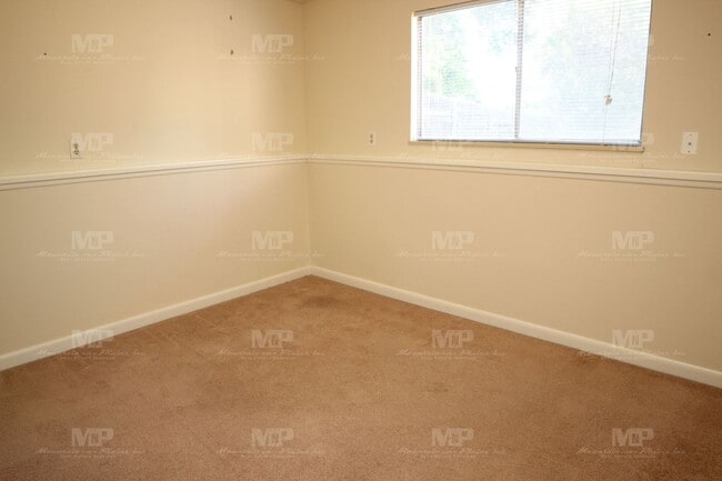 Building Photo - 447 W Swallow Rd