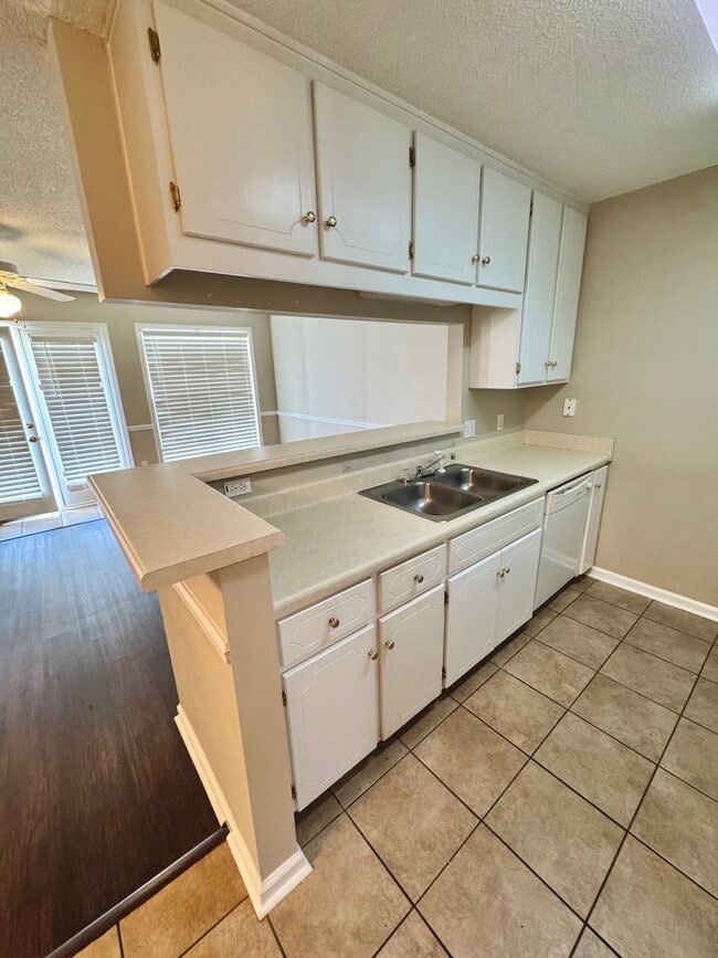 Building Photo - 128 N Springview Dr