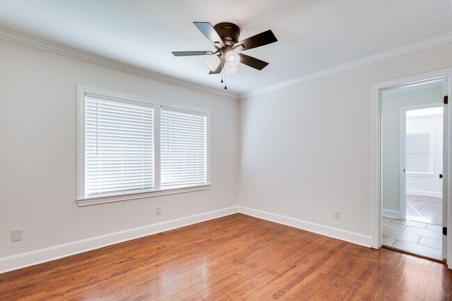 Building Photo - Charming 4 bedroom with Huge Outdoor Works...