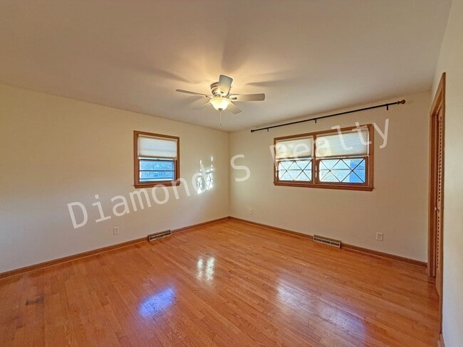 Building Photo - Southeast Springfield 3 Bedroom Home Avail...