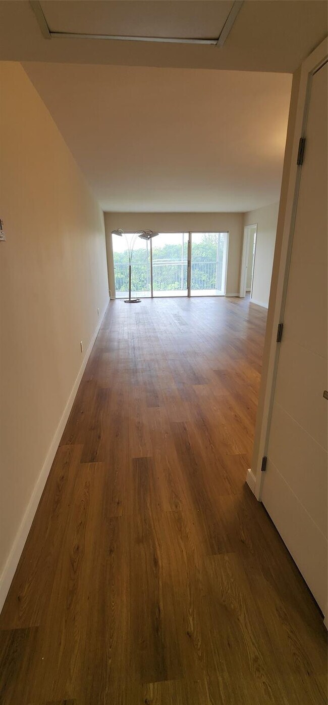 Building Photo - 3150 N Palm Aire Dr