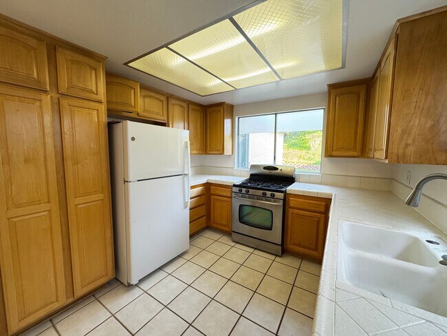 Building Photo - Beautifully Maintained 4Bd/2Ba Home w/Large Back Yard and Fruit Trees!