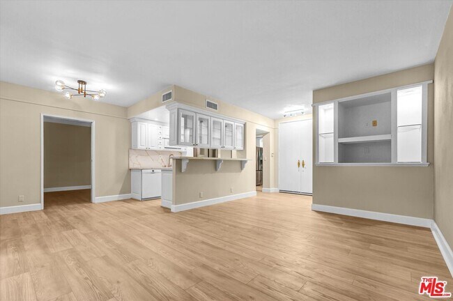 Building Photo - 1131 Alta Loma Rd