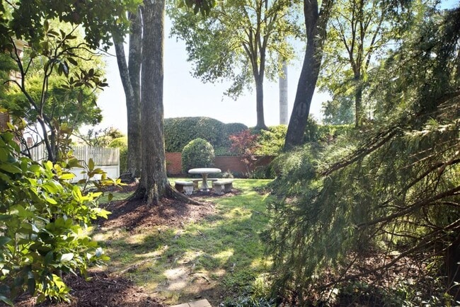 Building Photo - 305 Ansley Villa Dr NE