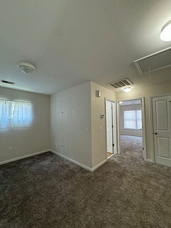 Building Photo - 670 Summer Hill Way