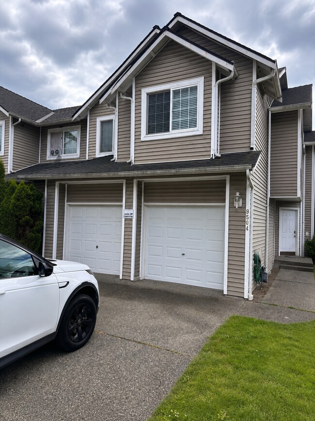 Building Photo - 3 bedroom 2.5 bath Lake Stevens town house
