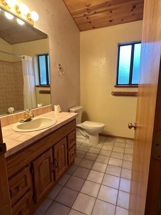 Building Photo - Great End Of Street location -  3 bedroom,...