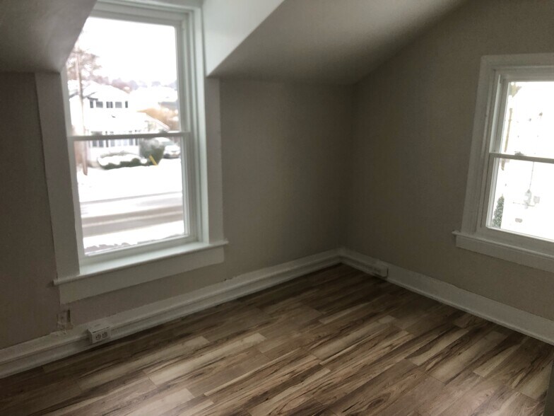 bedroom - 160 W 6th St