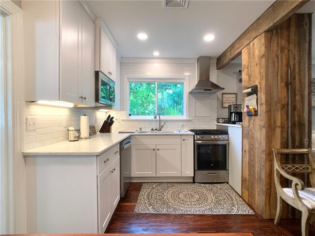 Building Photo - 18 Sylvan St