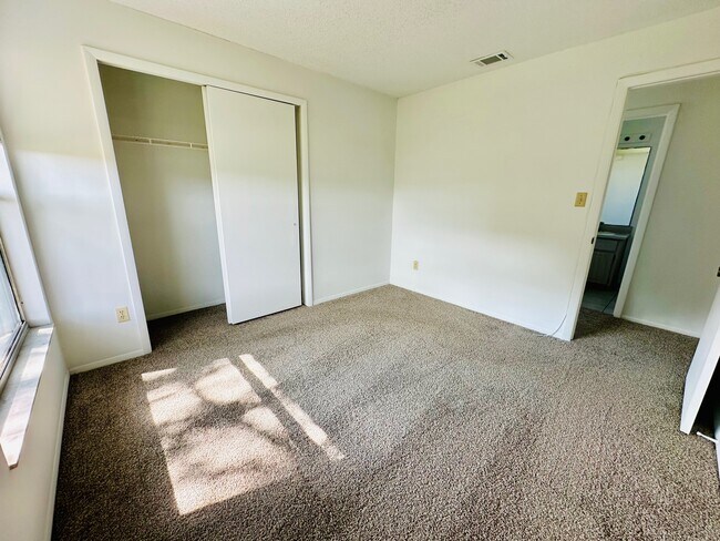 Building Photo - 5200 Lonesome Dove Dr