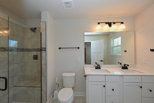 Building Photo - Updated Gallatin Townhome | 3BR + Garage, W/D Included