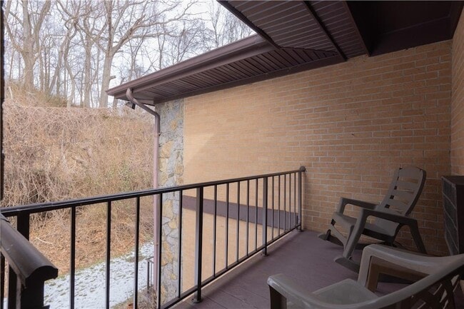 Building Photo - 8 E Lawrence Park Dr