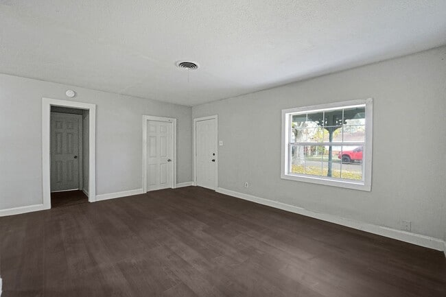 Building Photo - 214 E 1st St