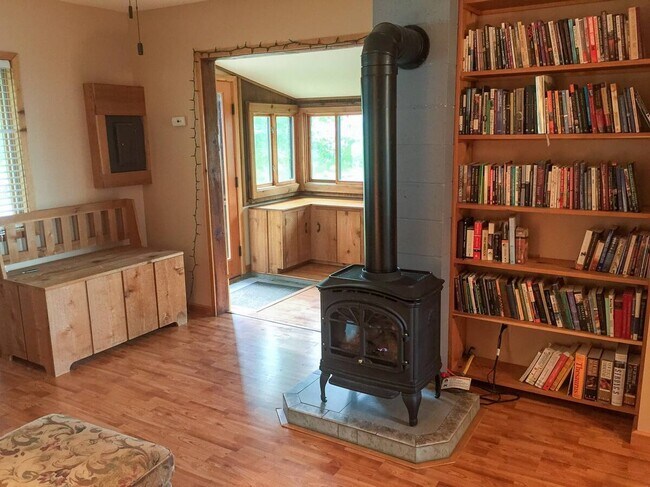 Cozy Gas Fireplace in the livingroom - 6012 Highway 61