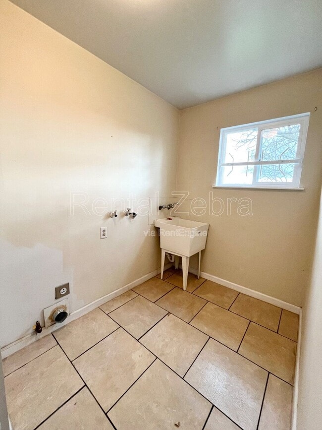 Building Photo - 11986 E Harvey Pettit Rd